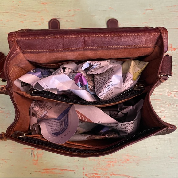 Dark brown leather men’s rustic explorer crossbody messenger satchel sling bag - Picture 10 of 14